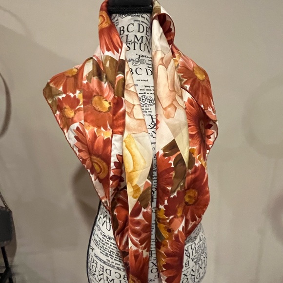 Gucci 100% Silk Scarf Flower Motif Autumn Colors - Picture 3 of 6